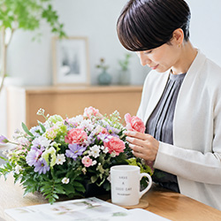 テキストに沿って作品制作をする女性